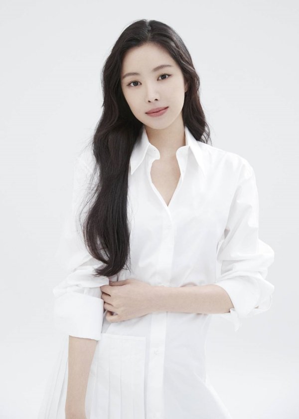 Naeun (Apink) thông báo chính thức gia nhập YG, nhưng netizen chỉ mải tranh cãi ảnh profile mặt đơ như tượng sáp của cô - Ảnh 2.