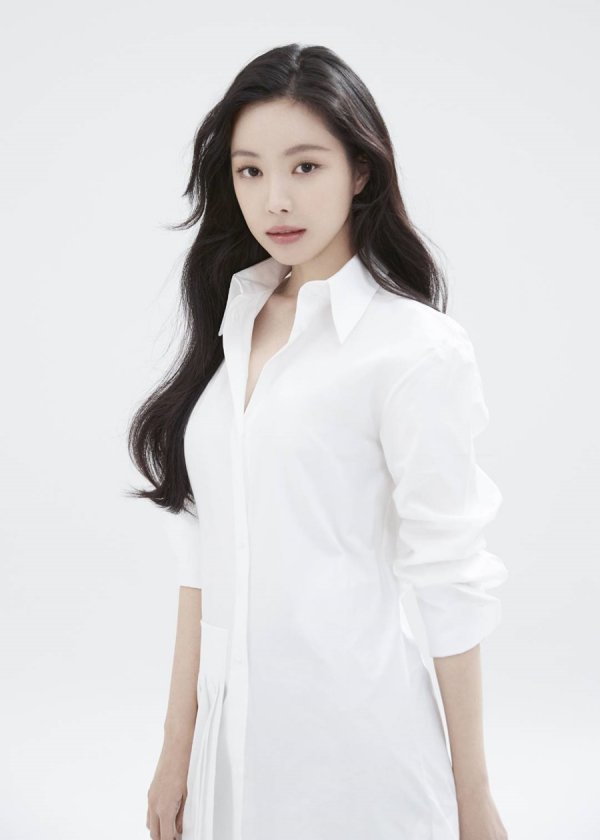 Naeun (Apink) thông báo chính thức gia nhập YG, nhưng netizen chỉ mải tranh cãi ảnh profile mặt đơ như tượng sáp của cô - Ảnh 4.