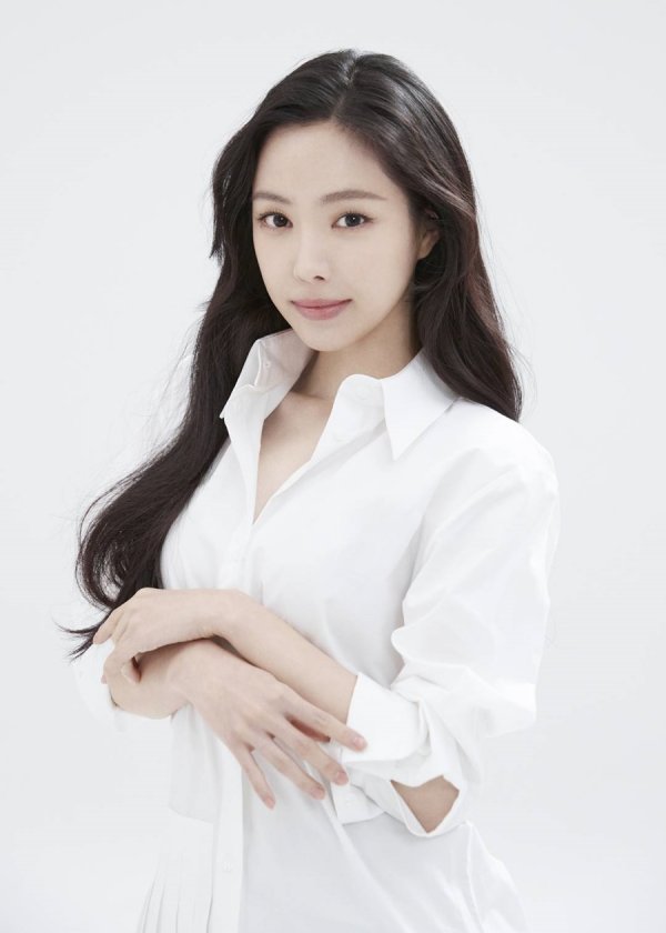 Naeun (Apink) thông báo chính thức gia nhập YG, nhưng netizen chỉ mải tranh cãi ảnh profile mặt đơ như tượng sáp của cô - Ảnh 3.