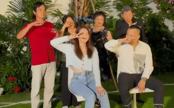 Hot hơn cả màn dạm hỏi là clip nhảy nhót của bố mẹ Ngọc Trinh - Vũ Khắc Tiệp: Vụng thì có nhưng độ đáng yêu bù lại tất cả!