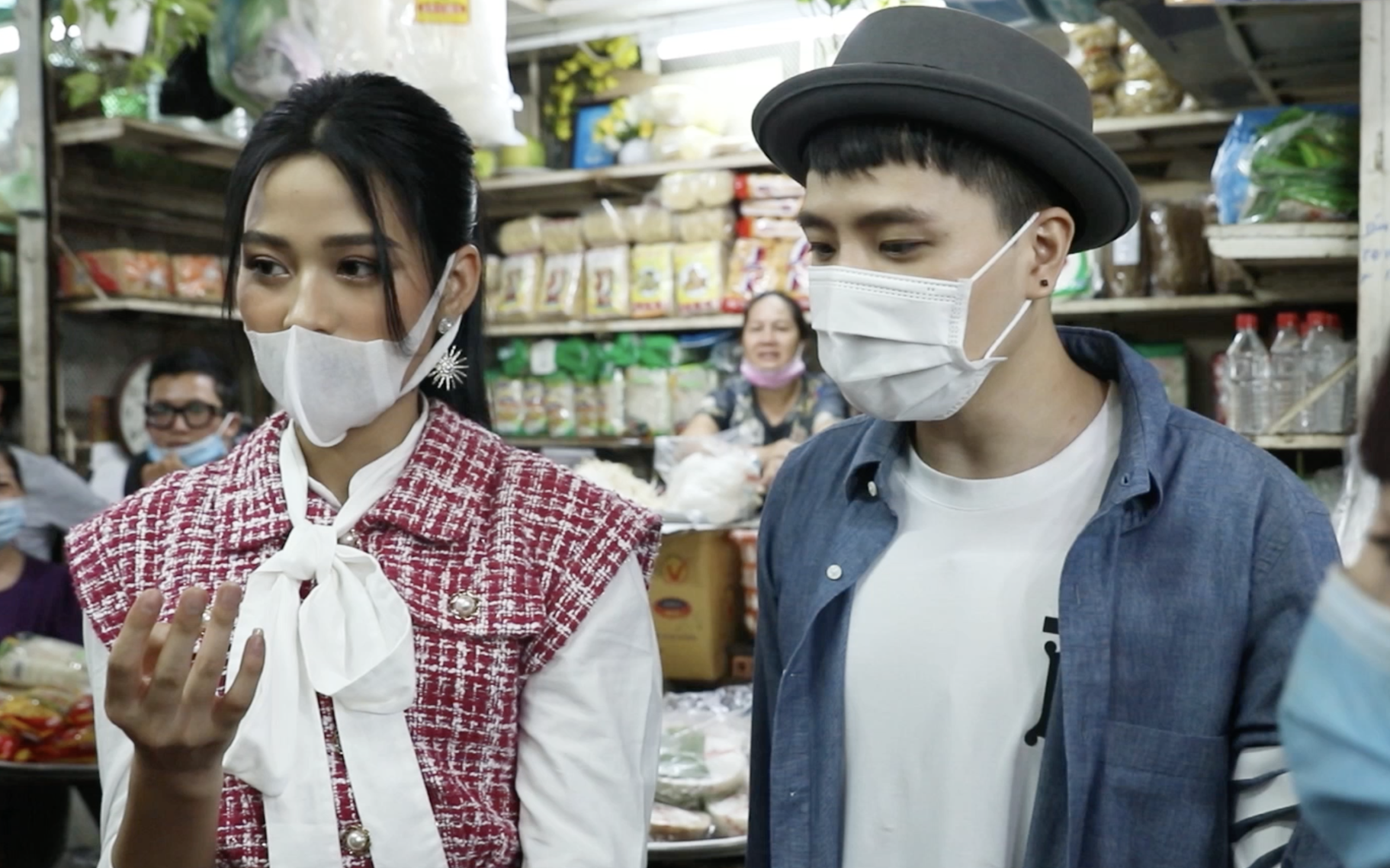 Cầu thủ Duy Mạnh, Hoa hậu Đỗ Thị Hà thi nhau trả giá giữa chợ Bến Thành