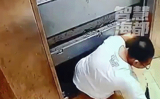 Cậu bé 13 tuổi bước vào thang máy chung cư rồi đột ngột "biến mất", gia đình khóc ngất khi xem lại video hiện trường