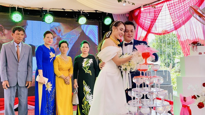 Đám cưới Hồ Bích Trâm ở Quảng Ngãi: Hé lộ chân dung chú rể, đeo vàng nặng cả cổ, lên tiếng chuyện đãi tiệc giữa mùa dịch - Ảnh 3.