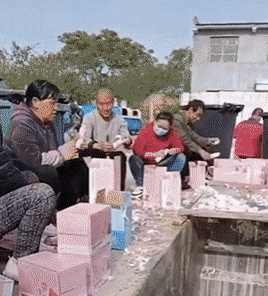 Fan Thanh Xuân Có Bạn gây bức xúc khi thuê người đổ bỏ 270.000 chai sữa xuống cống để lấy phiếu vote cho idol - Ảnh 1.
