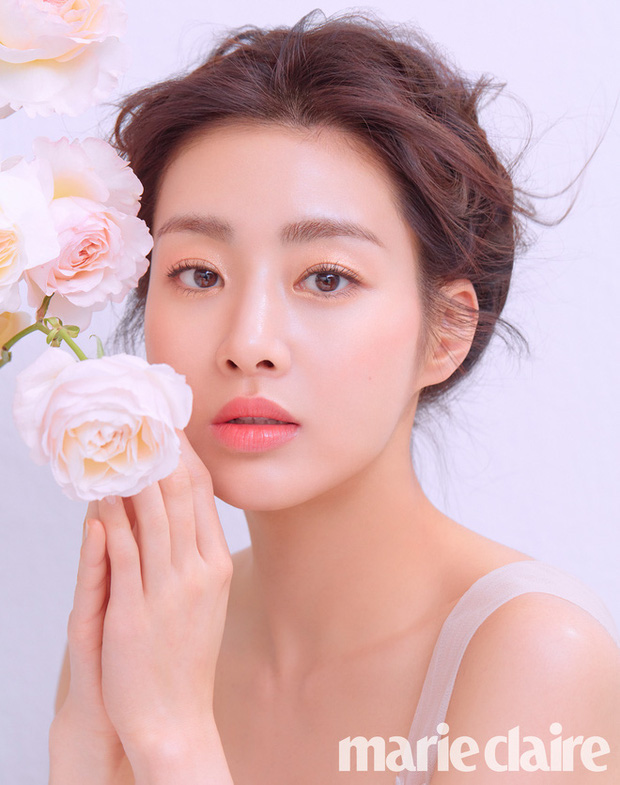 “Tình cũ Hyun Bin” Kang Sora lộ diện sau 3 tuần sinh con đầu lòng, nhan sắc “trông mòn con mắt” gây xôn xao dư luận - Ảnh 4.