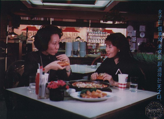 Phim ngoại tình của “bà ngoại quốc dân” Youn Yuh Jung lên kệ sau 30 năm nằm kho - Ảnh 3.