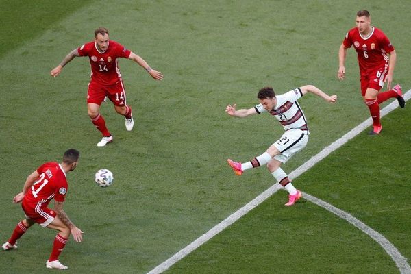 Bồ Đào Nha 3-0 Hungary: Ronaldo đi vào lịch sử với cú đúp - Ảnh 16.