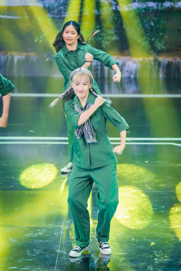 Hậu Hoàng được khen tới tấp nhưng ai ngờ từng bị dàn dancer “đánh hội đồng” vì nhảy sai? - Ảnh 1.