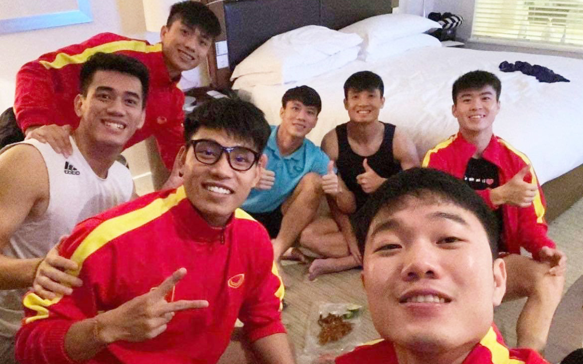 Sốt xình xịch khung hình dàn cầu thủ điển trai tuyển Việt Nam trước giờ ra sân, tiết lộ luôn việc đầu tiên làm sau trận gặp UAE