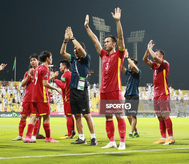 Clip xúc động: CĐV Việt Nam tại UAE hò reo theo nhạc mừng thành tích lịch sử của đội tuyển Quốc gia - Ảnh 4.