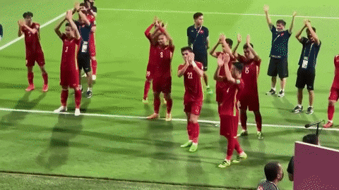 Clip xúc động: CĐV Việt Nam tại UAE hò reo theo nhạc mừng thành tích lịch sử của đội tuyển Quốc gia - Ảnh 2.