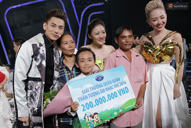 Cuộc sống đối lập của 2 Quán quân Vietnam Idol Kids: Hồ Văn Cường khó khăn thiếu thốn, Thiên Khôi tự chủ tài chính ở tuổi 16 - Ảnh 1.