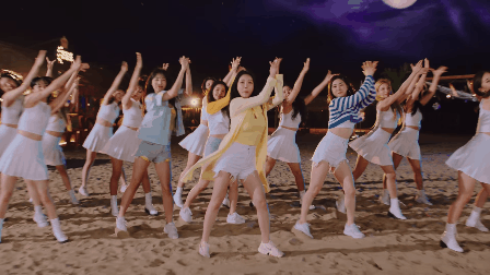Nhóm nữ 10 năm comeback sau khi hồi sinh: Lập tức chặn đứng aespa và BTS với MV quẩy tung mùa hè - Ảnh 3.