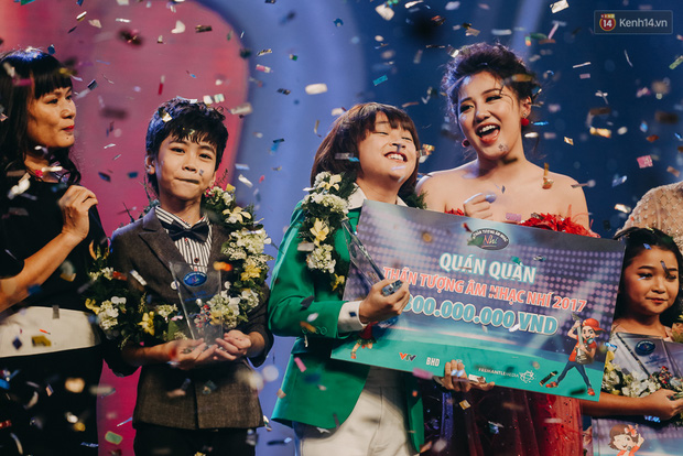 Cuộc sống đối lập của 2 Quán quân Vietnam Idol Kids: Hồ Văn Cường khó khăn thiếu thốn, Thiên Khôi tự chủ tài chính ở tuổi 16 - Ảnh 2.