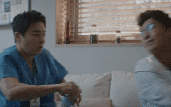 5 chi tiết siêu lố của Hospital Playlist 2 tập 1: Jun Wan bị ăn... giấy vệ sinh còn chưa &quot;hề&quot; bằng màn &quot;trừ tà&quot; với nước lọc!