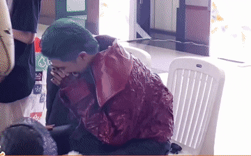 Bị chê sai đề, thành viên nhóm nhạc em trai MAMAMOO khóc nức nở trong hậu trường Sàn Đấu Vũ Đạo