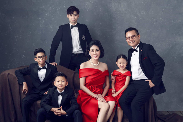 Giữa ồn ào công chúa triều Nguyễn, bộ ảnh gia đình nhà Hà Kiều Anh gây sốt: Ai cũng sang trọng, đầy khí chất danh gia vọng tộc - Ảnh 6.