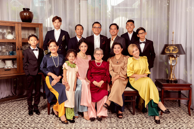 Giữa ồn ào công chúa triều Nguyễn, bộ ảnh gia đình nhà Hà Kiều Anh gây sốt: Ai cũng sang trọng, đầy khí chất danh gia vọng tộc - Ảnh 2.