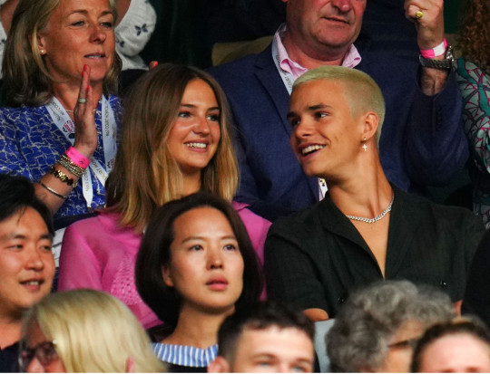 Trước trận Anh - Đức 1 ngày, Romeo Beckham gây náo loạn khi công khai dẫn bạn gái đi xem Wimbledon, ai ngờ bị cô nàng át luôn - Ảnh 6.