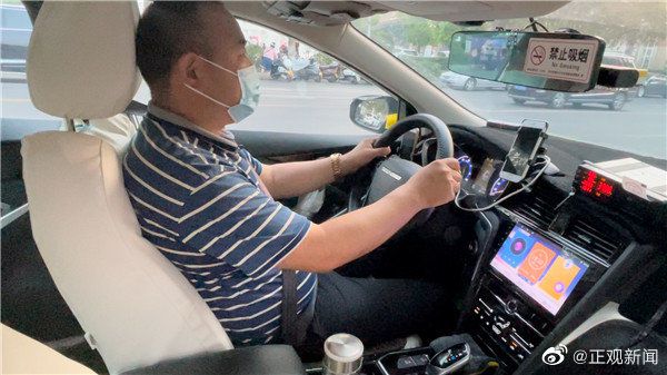 Thấy chàng trai trẻ thiếu 18 nghìn tiền taxi, bác tài hào phóng tặng luôn chẳng nghĩ ngợi, ai biết được cái kết lại bất ngờ thế này - Ảnh 1.