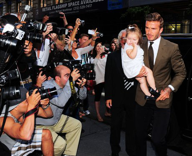 Ngỡ ngàng nhìn Harper Beckham thay đổi qua 10 năm: Từ bé đã được Tổng biên tập Vogue ưu ái, đi sự kiện mà át cả bố mẹ cực phẩm - Ảnh 4.