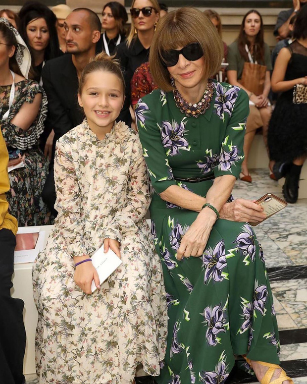 Ngỡ ngàng nhìn Harper Beckham thay đổi qua 10 năm: Từ bé đã được Tổng biên tập Vogue ưu ái, đi sự kiện mà át cả bố mẹ cực phẩm - Ảnh 7.