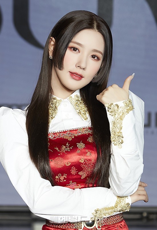 Lisa chính thức lộ diện với tạo hình tóc sói xám đúng như lời đồn, xem ảnh xong đầu bất giác bật ra câu trendy gái Nhật đó! - Ảnh 5.