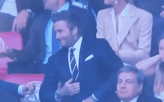 2 ông chú cực phẩm nhất Chung kết Euro 2020: Tom Cruise 59 và Beckham 46 nhưng 1 cái đập tay thôi cũng khiến thế giới chao đảo