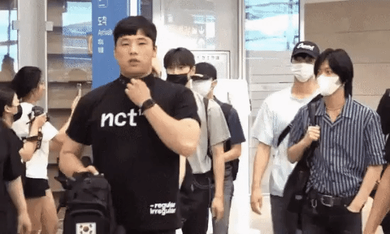 Cựu quản lý idol Kpop tiết lộ lý do ra tay đẩy fan đầy thô lỗ và vì sao thần tượng phải từ chối nhận quà từ fan - Ảnh 2.