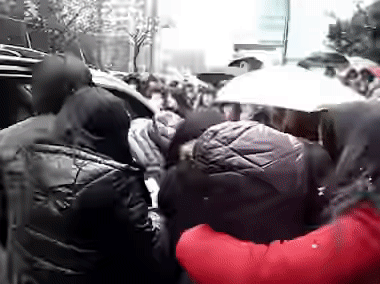 Cựu quản lý idol Kpop tiết lộ lý do ra tay đẩy fan đầy thô lỗ và vì sao thần tượng phải từ chối nhận quà từ fan - Ảnh 3.
