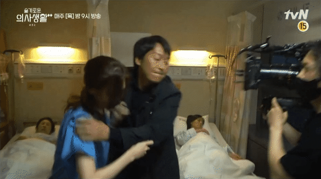 Nàng Đông bị xô ngã thô bạo ở hậu trường Hospital Playlist 2, Yoo Yeon Seok có cách xử lý siêu ngọt ngào! - Ảnh 4.