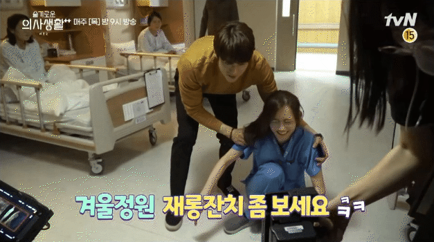 Nàng Đông bị xô ngã thô bạo ở hậu trường Hospital Playlist 2, Yoo Yeon Seok có cách xử lý siêu ngọt ngào! - Ảnh 6.
