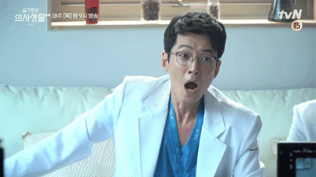 Nàng Đông bị xô ngã thô bạo ở hậu trường Hospital Playlist 2, Yoo Yeon Seok có cách xử lý siêu ngọt ngào! - Ảnh 3.