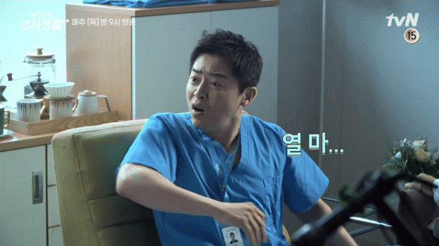 Nàng Đông bị xô ngã thô bạo ở hậu trường Hospital Playlist 2, Yoo Yeon Seok có cách xử lý siêu ngọt ngào! - Ảnh 2.