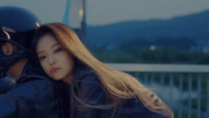 Những cảnh quay thân mật trong MV Kpop: HyunA biến MV thành phim 18 , BLACKPINK ôm trai lạ còn non và xanh lắm - Ảnh 15.