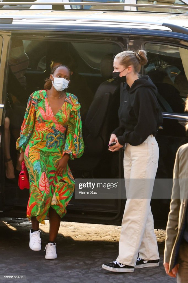 Mẹ con Angelina Jolie đi shopping mà gây xôn xao đường phố Paris, spotlight đổ dồn về cô con gái Shiloh với màn lột xác nữ tính - Ảnh 6.