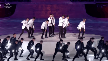 Khi idol Kpop đi diễn sự kiện Olympic: EXO đem dàn xe đua hầm hố lên sân khấu, CL (2NE1) gây tranh cãi vì chọn sai bài? - Ảnh 4.