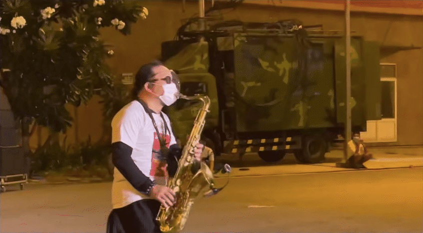 Khi âm nhạc vơi nhẹ nỗi đau: Nghệ sĩ saxophone Trần Mạnh Tuấn biểu diễn tại bệnh viện dã chiến TP.HCM khiến hàng nghìn người xúc động - Ảnh 3.