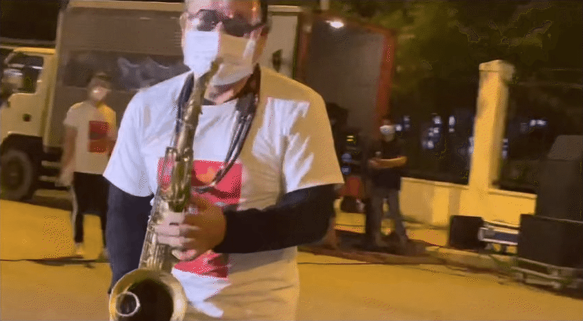 Khi âm nhạc vơi nhẹ nỗi đau: Nghệ sĩ saxophone Trần Mạnh Tuấn biểu diễn tại bệnh viện dã chiến TP.HCM khiến hàng nghìn người xúc động - Ảnh 2.