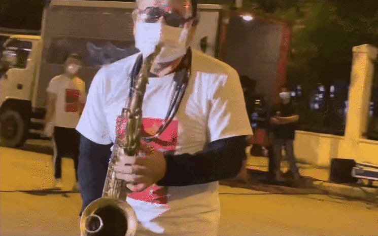 Khi âm nhạc vơi nhẹ nỗi đau: Nghệ sĩ saxophone Trần Mạnh Tuấn biểu diễn tại bệnh viện dã chiến TP.HCM khiến hàng nghìn người xúc động
