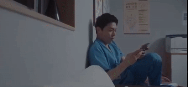 Cười rụng rốn với Ik Jun của Hospital Playlist: Cãi nhau tới bến với Google Maps, để lộ hint khác biệt so với trong phim - Ảnh 5.