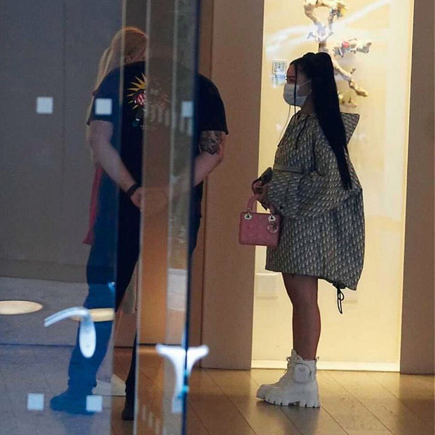 Jennie và Rosé (BLACKPINK) sẽ kết hợp với Hot TikToker Bella Poarch trong bản remix của siêu hit Build A B*tch? - Ảnh 2.