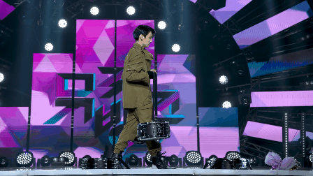 Sân khấu encore của BTS gây tranh cãi: Hát live dở tệ, bỏ lại cúp và đạo cụ trên sân khấu, Jungkook là điểm sáng duy nhất - Ảnh 4.