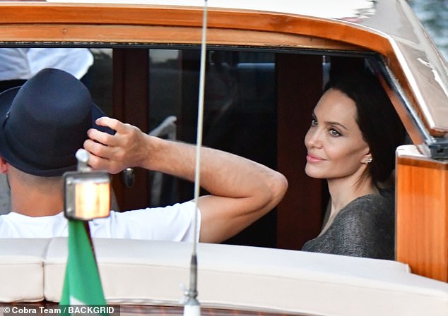 Angelina Jolie đại náo nước Ý: Lộ chân gân guốc da bọc xương nhưng visual kinh diễm cân tất, át cả ái nữ khổng lồ Shiloh - Ảnh 6.