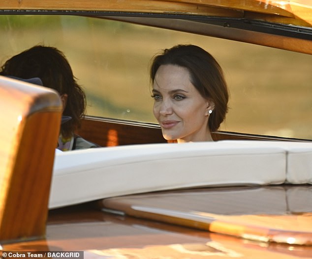 Angelina Jolie đại náo nước Ý: Lộ chân gân guốc da bọc xương nhưng visual kinh diễm cân tất, át cả ái nữ khổng lồ Shiloh - Ảnh 9.