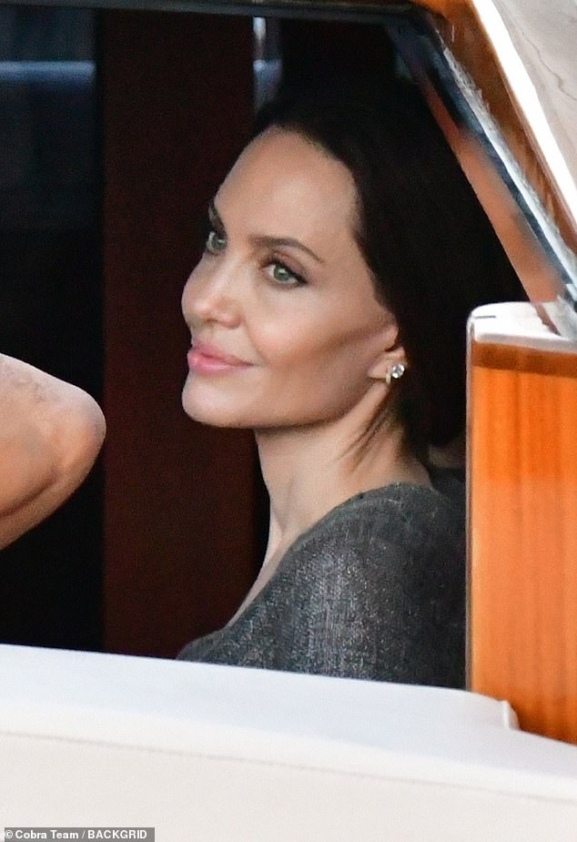 Angelina Jolie đại náo nước Ý: Lộ chân gân guốc da bọc xương nhưng visual kinh diễm cân tất, át cả ái nữ khổng lồ Shiloh - Ảnh 5.