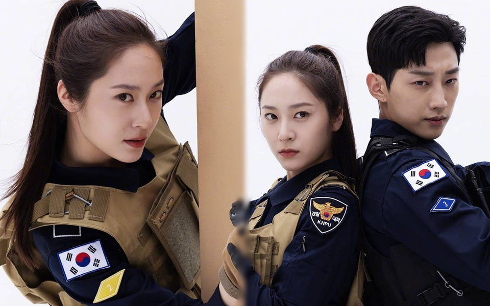 Chết chìm với bể visual bùng nổ của &quot;cảnh sát&quot; Krystal ở phim mới, netizen đùa &quot;bắt em đi chị ơi&quot;