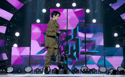 Sân khấu encore của BTS gây tranh cãi: Hát live dở tệ, bỏ lại cúp và đạo cụ trên sân khấu, Jungkook là điểm sáng duy nhất