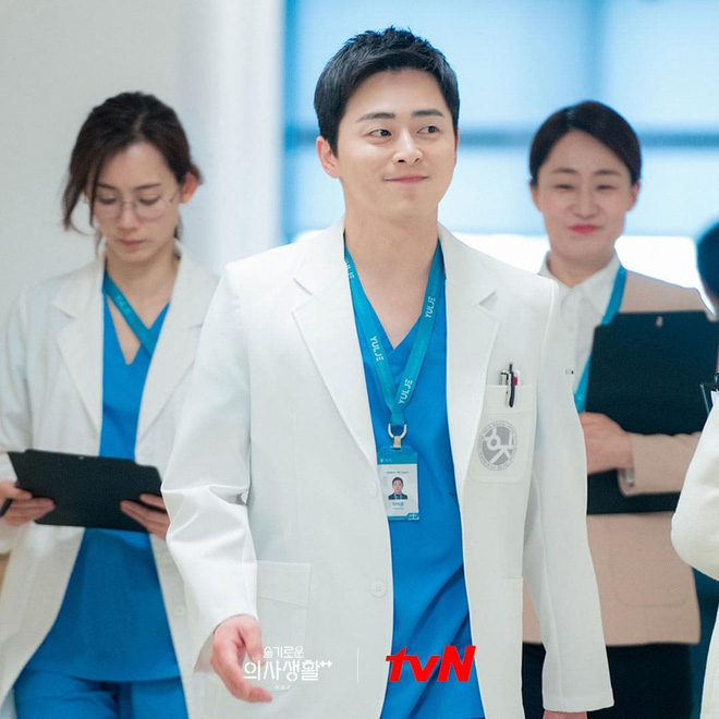 Hospital Playlist 2 có bùng binh quan hệ rối hơn cả Penthouse: Ik Jun một bước từ bạn thân thành bố vợ Jeong Won? - Ảnh 7.