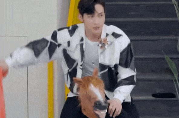 Khẩu chiến gay gắt: Jackson Wang bị bắt làm ngựa cho mỹ nam Tam Sinh Tam Thế cưỡi, MC quốc dân cũng ăn gạch - Ảnh 2.